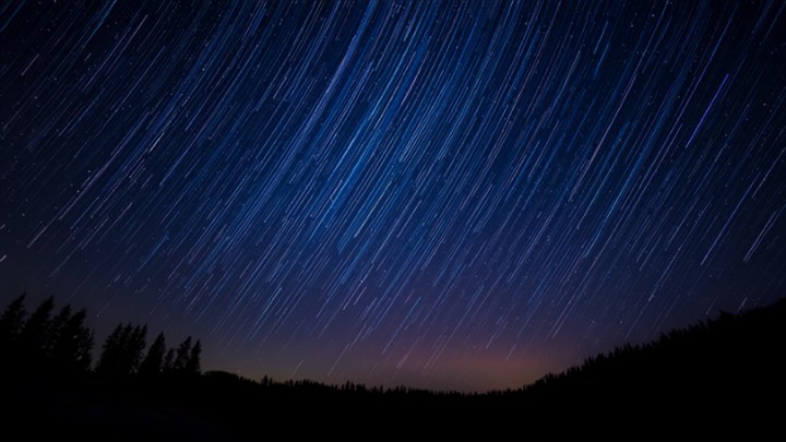 夜空を流れる流星