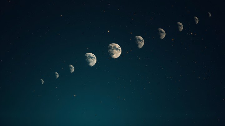 夜空にならぶ月の満ち欠け